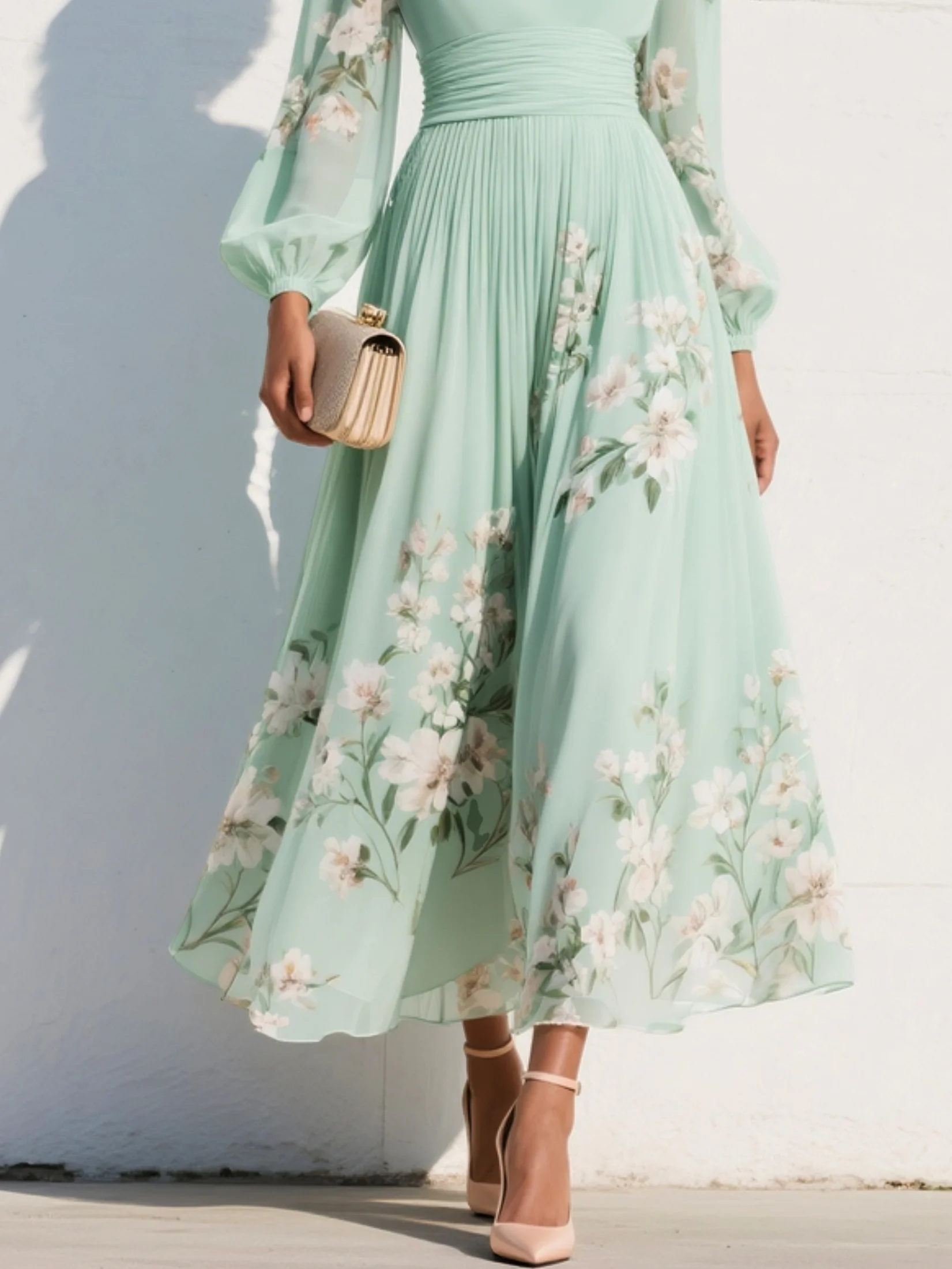 Robe mi-longue vert clair en mousseline plissée avec décolleté en V